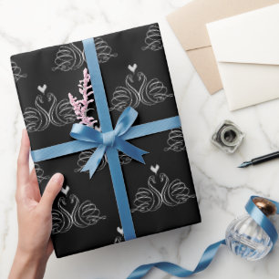 Hochzeitsschwäne mit einem Herzen  Geschenkpapier