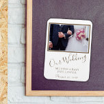 Hochzeitsskript für Foto Keepake Magnet<br><div class="desc">Ein hochzeitselegantes Foto verwöhnt die Erinnerungen mit Ihrem Hochzeitsmagneten Foto,  Braut und Bräutigam und dem Hochzeitsdatum. Sie können den Text und das Foto leicht ändern. Trendy Script Schriftart. Ein großartiges Hochzeitsgeschenk für Ihre Familie und Freunde.</div>