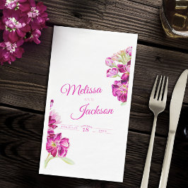 Hochzeitsstock dunkelrosa Gillyblumen auf weiß Serviette