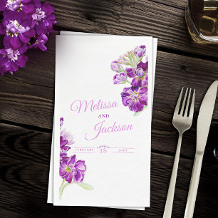 Hochzeitsstock dunkle lila Gillyblumen auf Weiß Serviette