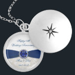 Hochzeitstag-Halskette des Damast-45. Versilberte Kette<br><div class="desc">Ein Digitalbcon Bilder entwerfen die Aufmachung einer blauen Saphirfarbe und des Damastthemas mit einer Vielzahl der kundenspezifischen Bilder, der Formen, der Muster, der Arten und des Schriftartes in dieser ein-von-ein-netten "Saphir-Hochzeits-Jahrestags-" Halskette. Dieser attraktive und bunte Entwurf kommt komplett mit kundengerechter Textbeschriftung und -bild zum Anzug Ihr eigener besonderer Anlass. Sagen...</div>