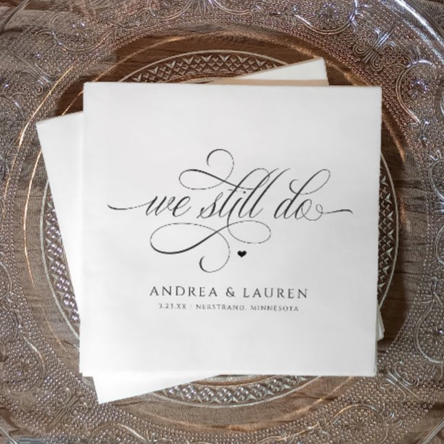 Hochzeitstag - Verlängerung machen wir noch Serviette (We still do - wedding vow renewal napkins on an elegant plate.)