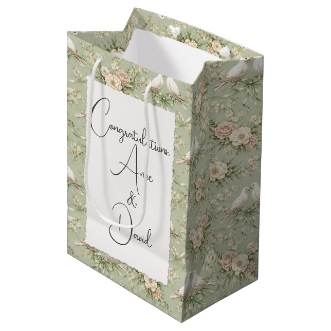 Hochzeitstauben mit benutzerdefinierten Namen Mittlere Geschenktüte (Vorderseite Schrägansicht)