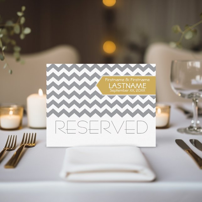 Hochzeitstisch RESERVIERT Zeichen Modernes Zickzac Postkarte (Mod Chevron Gold Grey reserved wedding table sign)