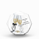 Hochzeitstoast Fotoblock<br><div class="desc">Zwei Champagnerflöten,  eine mit schwarzem Bogen,  die andere mit weißem Bogen,  sind mit zwei goldenen Hochzeitsbands auf diesem schönen Foto-Block zu sehen. Personalisieren Sie das Bild mit dem Namen der Braut und Bräutigam und dem Jahr ihrer Heirat.</div>