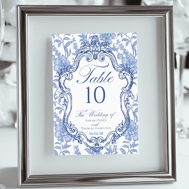 Hochzeitswappen Delft Blau Floral Elegantes Skript Tischnummer (Von Creator hochgeladen)