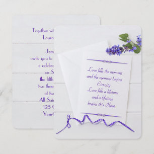 Hochzeitsweiße Papeterie auf Holz mit violettem Ba Einladung