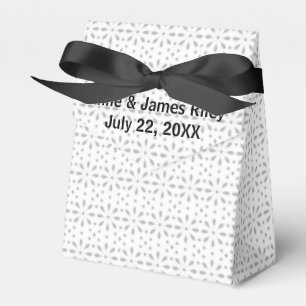 Hochzeitsweißes Eyelet auf silbernem Hintergrund Geschenkschachtel