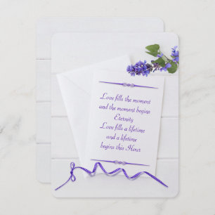 Hochzeitsweißholz mit lila Band Einladung