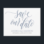 Hochzeittypografie Rett-the-Date- Dusty Blue Ankündigungspostkarte<br><div class="desc">Mit dieser luxuriösen, staubblauen / blau-grauen Hochzeitskarte rett-the-date Postcard verkünden Sie Ihre anstehende Hochzeit im Stil! Sie können die Farbe des Designs ändern, indem Sie die Hintergrundfarbe ändern. **WIE SIE DIE DESIGN-FARBE ÄNDERN** 1) Klicken Sie auf den Button "Personalisieren". 2) Klicken Sie unten auf den Link "ClICK TO CUSTOMIZE FURTHER"....</div>