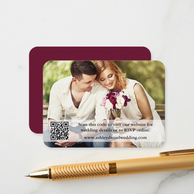 Hochzeitwebsite QR Overlay Foto Burgundy Begleitkarte (Vorderseite/Rückseite Beispiel)