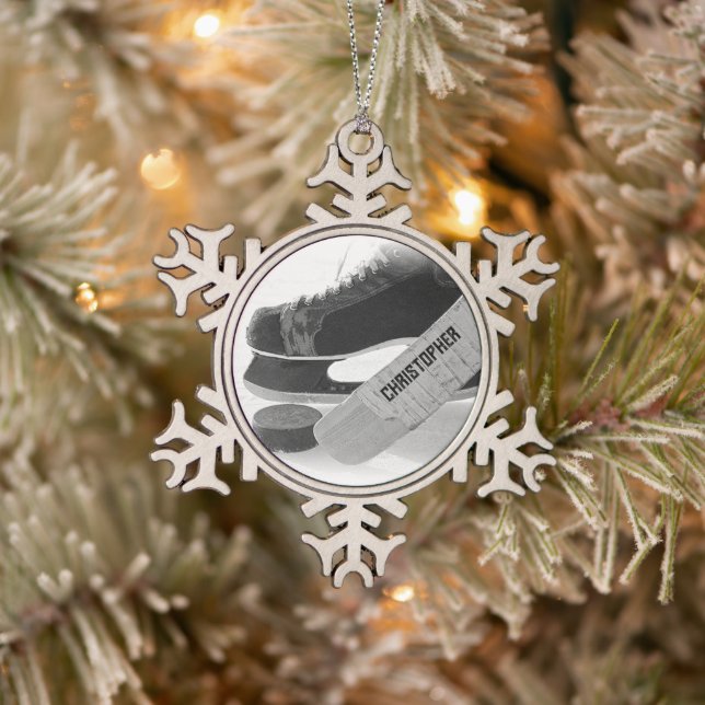 Hockey Black Skate Personalisiert Schneeflocken Zinn-Ornament (Baum)