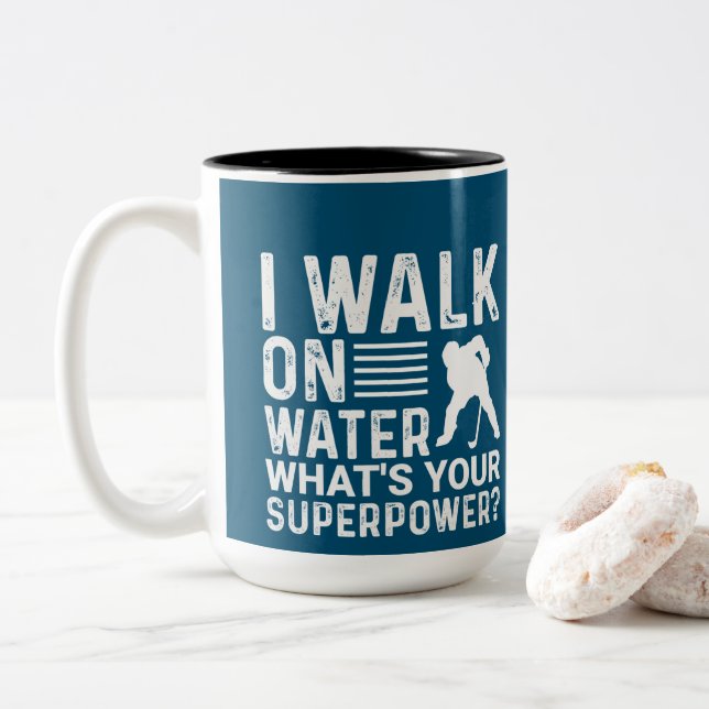 Hockey, den ich auf Wasser laufe Zweifarbige Tasse (Mit Donut)