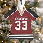 Hockey Jersey Sports Team Uniform Maroon und Black Ornament<br><div class="desc">Hockey Jersey Sports Team Uniform Ornament. Dieses Hockey-Jersey-Ornament ist perfekt für jeden,  der Schulsport spielt oder Lieben Sport schaut. Personalisieren Sie dieses benutzerdefinierte Design mit Ihrem eigenen Teamnamen und Jersey-Nummer.</div>