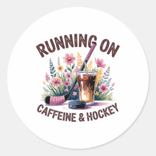Hockey-Mama läuft auf Koffein Eiskaffee Hockey Runder Aufkleber