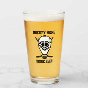Hockey-Mamas trinken Bier Niedliche Sonnensportart Glas