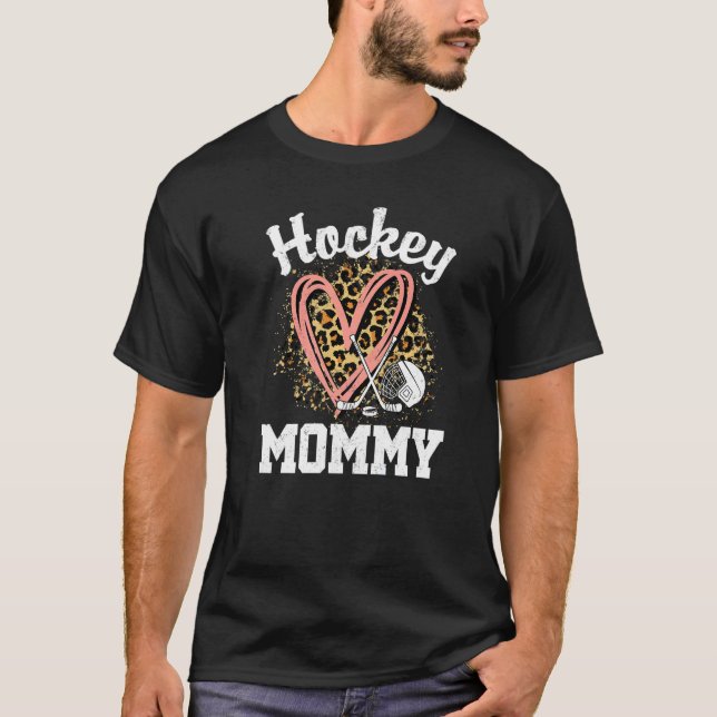 Hockey Mommy Leopard Heart Ice Hockey T-Shirt (Vorderseite)
