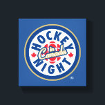 Hockey Night - Logo in Kanada Leinwanddruck<br><div class="desc">Dieses Logo wird seit 1998 verwendet. Die Hockey Night in Kanada ist die Markenbezeichnung für kanadische Fernsehvorführungen der National Hockey League. Während der Name für alle NHL-Sendungen im CBC-Fernsehen verwendet wurde (unabhängig von der Tageszeit), ist die Hockey Night in Kanada in erster Linie mit ihren Saturday Night NHL-Sendungen assoziiert, eine...</div>