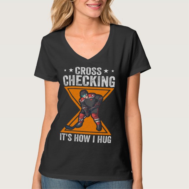Hockey Player Cross Checking It s How I Hug T-Shirt (Vorderseite)
