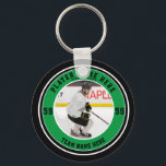 Hockey Player-Foto hinzufügen | Custom Team Ice Schlüsselanhänger<br><div class="desc">Fügen Sie diesen Schlüsselanhängern den Namen, das Jahr und die Hockey-Jersey-Nummer der Mannschaft hinzu. Verwenden Sie als Spendenaktion das Teamlogo und bestellen Sie den Schüttgut, oder bestellen Sie jeden Hockeyspieler als Reißverschluss für ihre Gerätetaschen. Eigens bedruckte Hockeypucks sind perfekte Geschenke für eine hockeybezogene Geburtstagsparty als Gastgeschenk. Team Farben in den...</div>