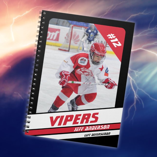 Hockey-Spieler behalten ihren Lebenswillen auf dem Notizblock ("Vibrant black and red notebook featuring a young hockey player. Perfect for kids.)