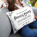 Hocus Pocus Apothecary Black and White Halloween Dekokissen<br><div class="desc">Herzlich willkommen bei Ihren Gästen mit diesem tollen Halloween Lumbalkissen. Das stilvolle Typografie-Design enthält den Text "The Sanderson Sisters Hocus Pocus Apothecary - Potions,  Zaubers,  Elixers & Tonics". Das Schwarz-Weiß-Design ist mit Rollen,  einer Skulptur,  Kreuzbeinen und Sternelementen versehen.</div>