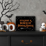Hocus Pocus Black und Orange Halloween Zitat Holzkisten Schild<br><div class="desc">Mit diesem Halloween "It's just a bunch of Hocus Pocus",  dem Zitat-Tischschild aus Holzplakette,  braut man etwas Magie in der Zuhause. Dekorative Typografie-Schriftzeichen werden mit spukhaften Schriftrollen,  funkelnden Sternen und einem Hexenbroomstick betont. Das Farbschema Schwarz und Orange kann geändert werden.</div>