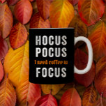 Hocus Pocus Focus Niedlich Funny Halloween Kaffee  Kaffeetasse<br><div class="desc">Diese lustige Halloween-Tasse hat einen schwarzen Hintergrund und den Satz "Hocus Pocus I need coffee to Focus" in weiß und orange. Macht ein lustiges Geschenk für den Kaffee / Halloween-Liebhaber in Ihrem Leben (oder für sich selbst!).</div>