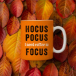 Hocus Pocus Focus Niedlich Funny Halloween Kaffee  Kaffeetasse<br><div class="desc">Diese lustige Halloween-Tasse hat einen orangefarbenen Hintergrund und den Satz "Hocus Pocus I need coffee to Focus" in Schwarz und Weiß. Macht ein lustiges Geschenk für den Kaffee / Halloween-Liebhaber in Ihrem Leben (oder für sich selbst!).</div>