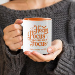 Hocus Pocus Halloween Tasse<br><div class="desc">"Hocus pocus,  ich brauche Wein zum Fokussieren (oder starken Kaffee)" Sprichwort in orange auf beiden Seiten einer Kaffeetasse gedruckt,  Spaß zu Halloween für Damen oder Herren.</div>