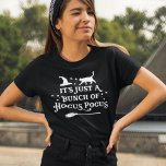 Hocus Pocus Halloween Zitat Frauen schwarz T-Shirt<br><div class="desc">Feiern Sie Halloween mit diesem "Es ist nur ein Haufen Hocus Pocus",  der den schwarzen grafischen T - Shirt von Frauen zitiert. Dekorative Typografie-Schriftzeichen werden mit spukhaften Schriftrollen,  funkelnden Sternen,  einem Hexenhut,  einer Katze und einem Hexenbromstift betont. Die Farbe Weiß und Shirt können verändert werden.</div>