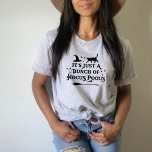 Hocus Pocus Halloween Zitat Frauengrau T-Shirt<br><div class="desc">Feiern Sie Halloween mit diesem "Es ist nur ein Haufen Hocus Pocus",  der den grauen grafischen T - Shirt von Frauen zitiert. Dekorative Typografie-Schriftzeichen werden mit spukhaften Schriftrollen,  funkelnden Sternen,  einem Hexenhut,  einer schwarzen Katze und einem Hexenbromstift betont. Das Schwarze Farbschema kann geändert werden.</div>