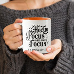 Hocus Pocus Halloween Zweifarbige Tasse<br><div class="desc">"Hocus pocus,  ich brauche Wein zum Fokussieren (oder starken Kaffee)" Sprichwort auf beiden Seiten einer Kaffeetasse gedruckt,  Spaß zu Halloween für Damen oder Herren.</div>