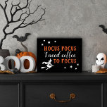 Hocus Pocus Modern Orange und Black Halloween Holzkisten Schild<br><div class="desc">"Hocus Pocus I need coffee to focus" lustiges Dekorzeichen für die Kaffeeküche zu Halloween präsentiert sich in einem modernen orangefarbenen und schwarzen Typografie-Design mit fliegenden Hexen- und Sternakzenten.</div>