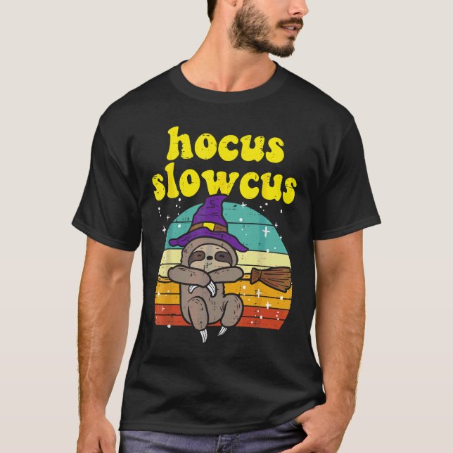 Hocus Slowcus Witch Sloth Retro Cute Animal Hallow T-Shirt (Vorderseite)