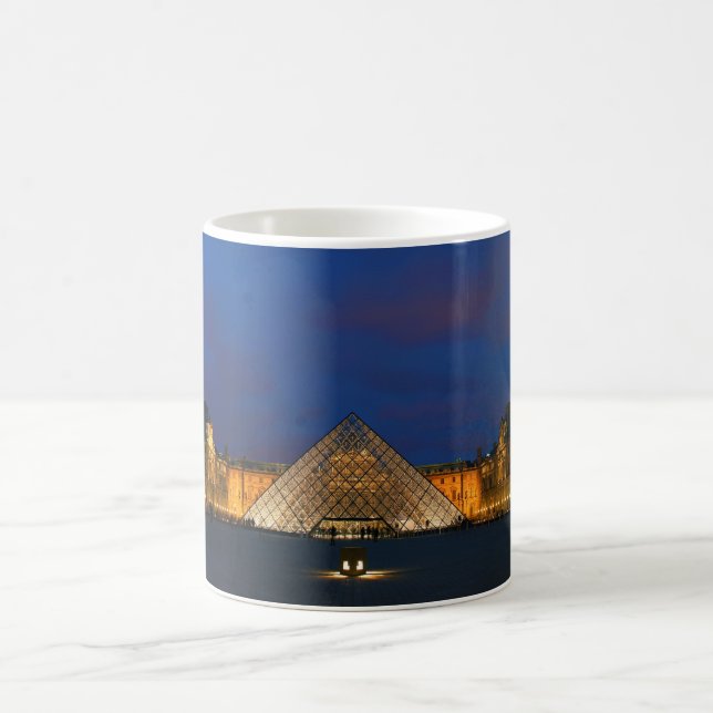 Hof des Louvre-Museums und seiner Pyramide Tasse (Mittel)