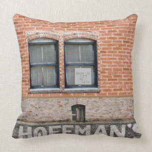 ''Hoffman Hotel'' , aus der Alley Walks Sammlung Kissen