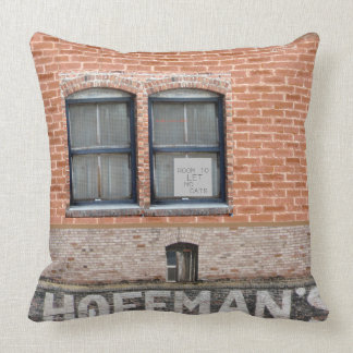 ''Hoffman Hotel'' , aus der Alley Walks Sammlung Kissen