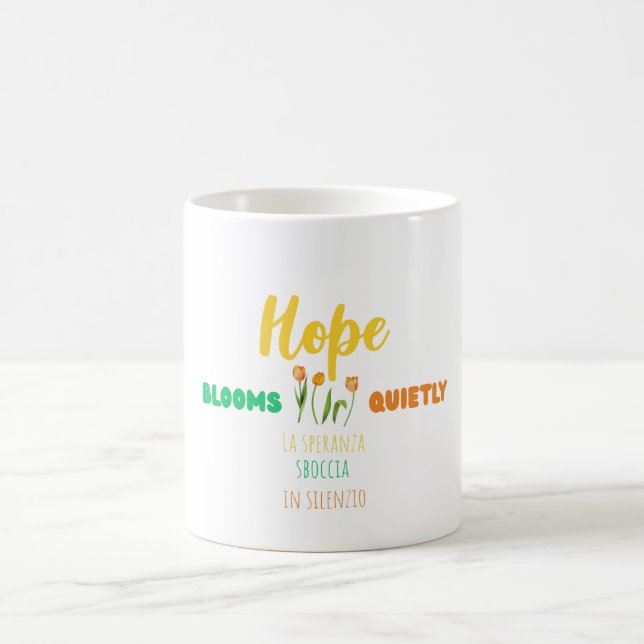 Hoffnung blüht still – Zweisprachiges Motivationsd Kaffeetasse (Mittel)