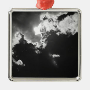 Hoffnung in der silbernen Verkleidung der Wolken. Ornament Aus Metall
