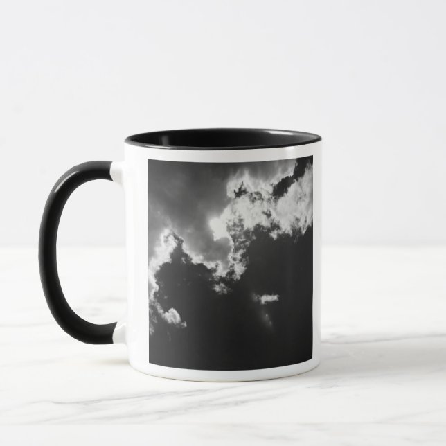 Hoffnung in der silbernen Verkleidung der Wolken. Tasse (Links)