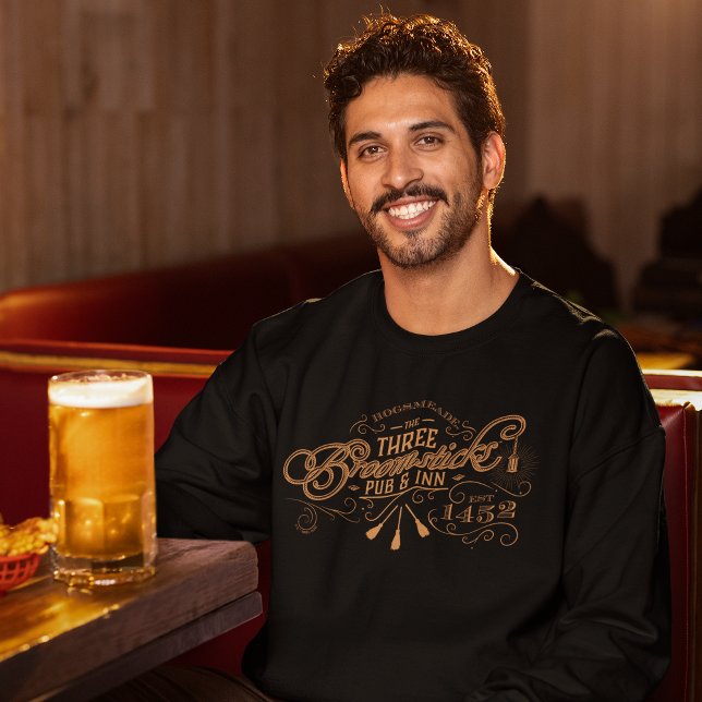 HOGSMEADE™ DIE DREI BROOMSTICKS™ Kneipe & Gasthaus Sweatshirt (Person wearing sweatshirt)