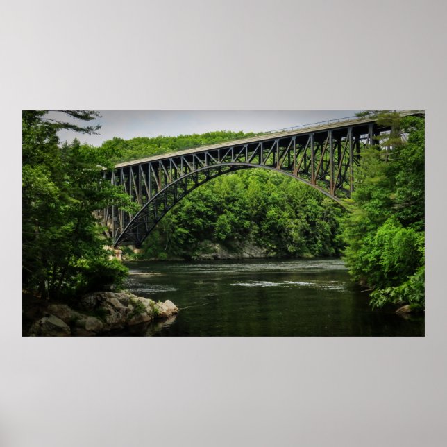 Hohe Brücke über Wasser Poster (Vorne)