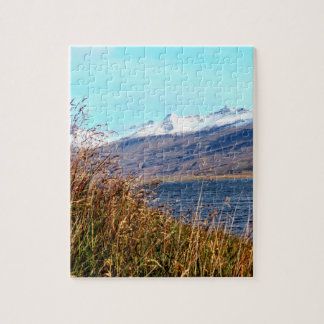 Hohe Gras- und schneebedeckte Bergpuzzle Puzzle
