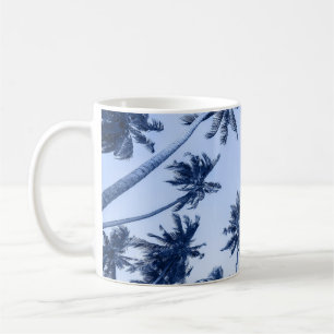 Hohe Palmen, klarer blauer Himmel. Kaffeetasse