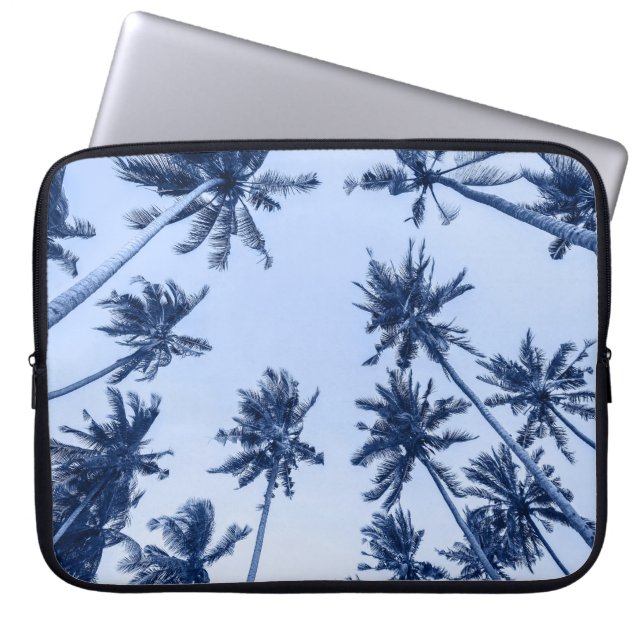 Hohe Palmen, klarer blauer Himmel. Laptopschutzhülle (Vorderseite)
