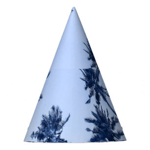 Hohe Palmen, klarer blauer Himmel. Partyhütchen