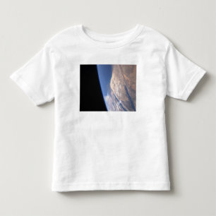 Hohe schiefe Szene Kleinkind T-shirt