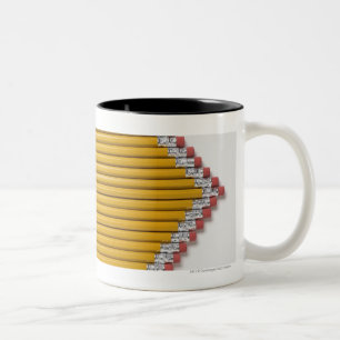 Hohe Winkelsicht der Bleistifte in Folge Zweifarbige Tasse