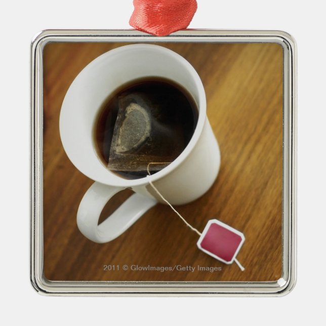 Hohe Winkelsicht einer Tasse Tee Silbernes Ornament (Vorne)